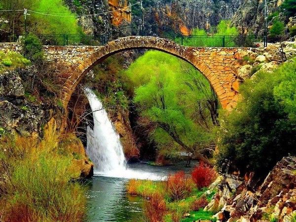 De L Eau Coule Sous Le Pont