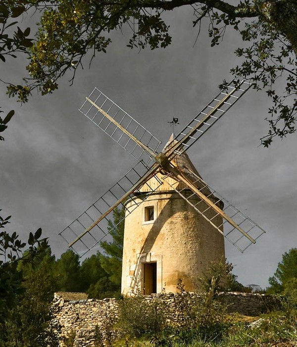 UN MOULIN EN PROVENCE