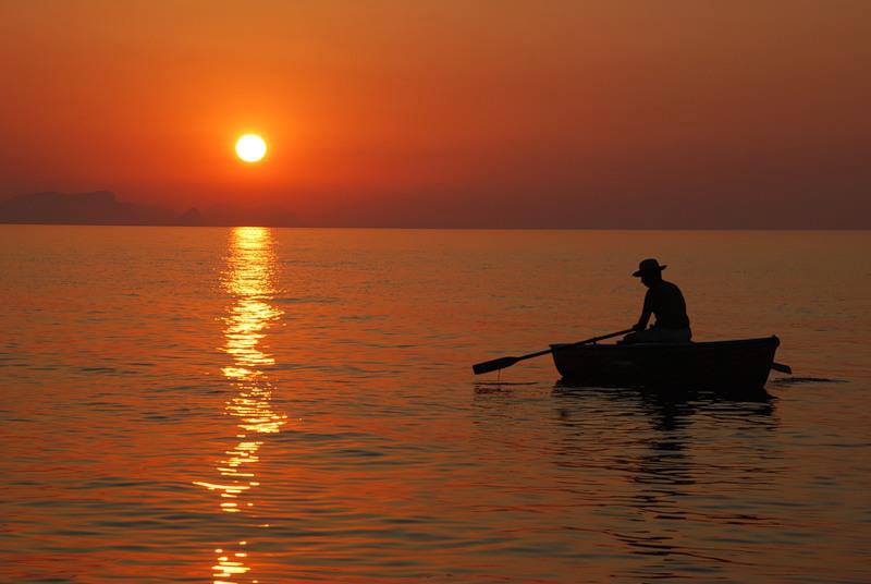 un petit bateau sur l'eau